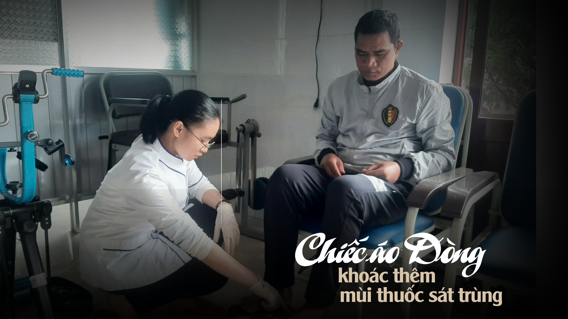 Chiếc áo dòng khoác thêm mùi thuốc sát trùng